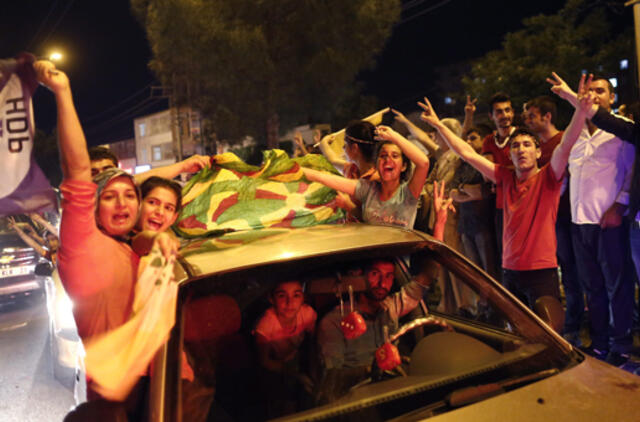 Turkija: per parlamento rinkimus valdančioji partija neteko šio statuso