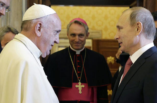 Vladimiras Putinas į susitikimą su popiežiumi vėlavo 70 minučių