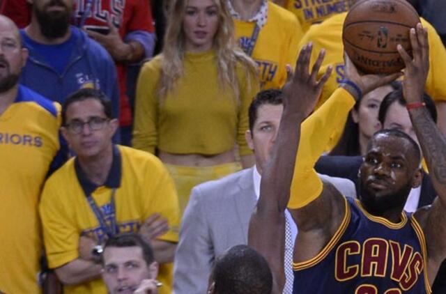 "Warriors" NBA finalo pirmosiose rungtynėse po pratęsimo 108:100 įveikė "Cavaliers"