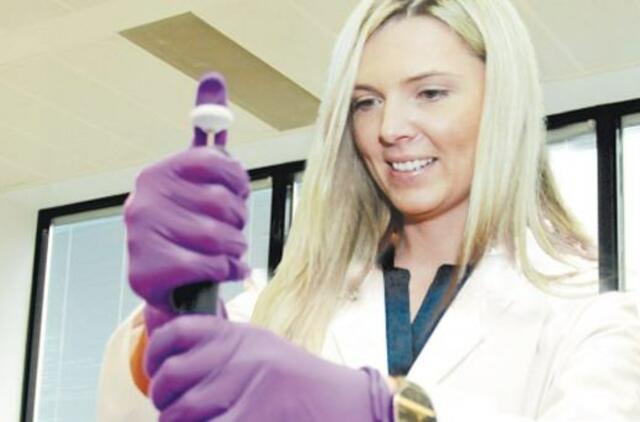 Agnė Bilotaitė išrašo sąskaitą žinomiausiam fizikos laborantui