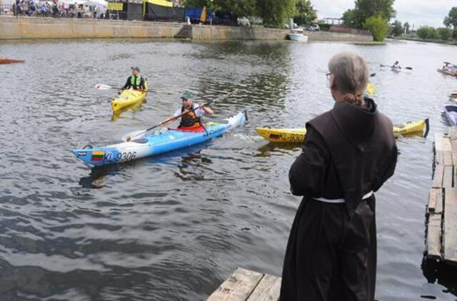 Baidarininkai išplaukė prieš srovę