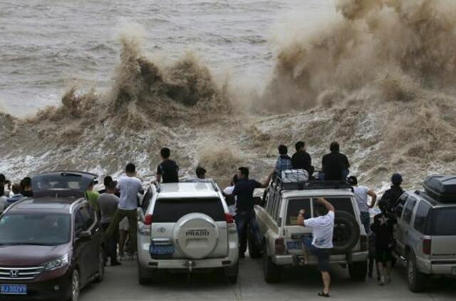 Kinijoje laukiant taifūno "Čan-hom" evakuoti beveik 1 mln. žmonių