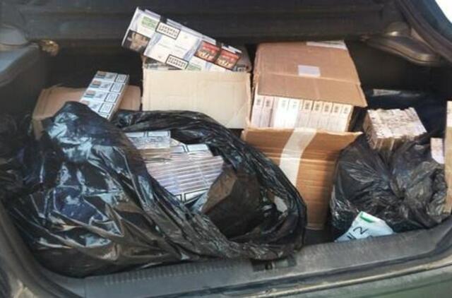 Klaipėdiečių pora vežėsi 2200 pakelių cigarečių