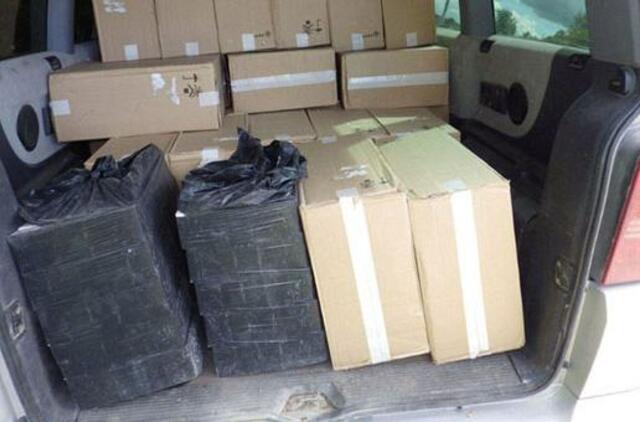 Mažeikių rajone pasieniečiai sulaikė mikroautobusu gabentą kontrabandinių cigarečių krovinį