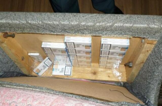 Minkštuose balduose įrengtoje slėptuvėje rasta cigarečių