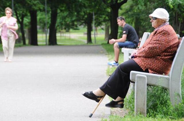 Nuo naujų suoliukų senjorai priversti šokinėti