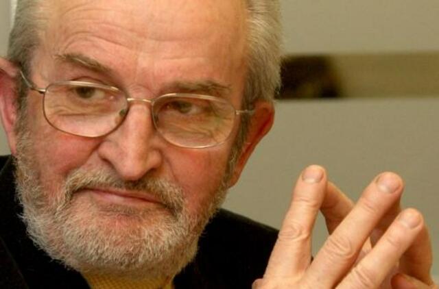 Pasišlapino sau po kojomis, ir jau srovė