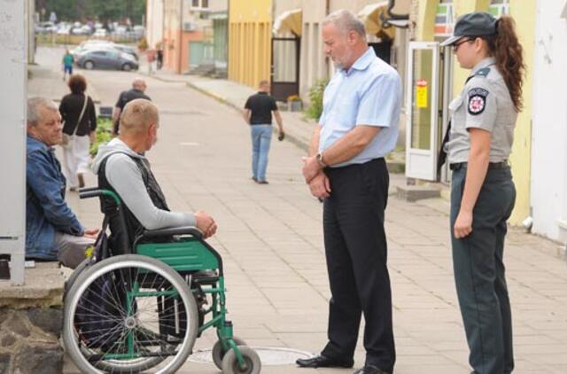 Per reidą įspėti du elgetaujantys asmenys