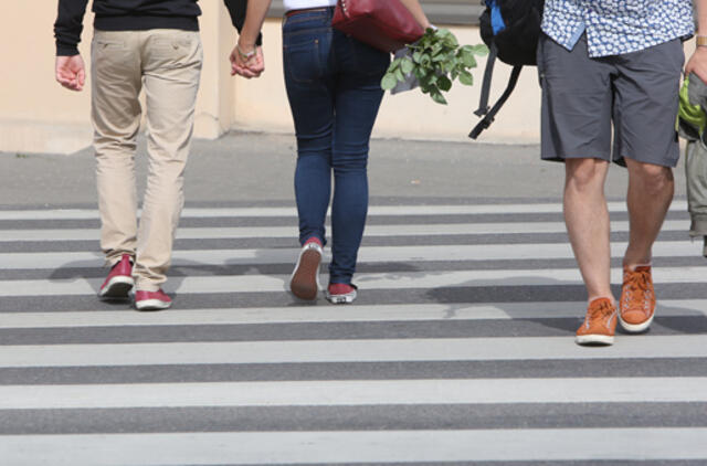 Pėsčiųjų perėjoje sunkiai sužalota mergina