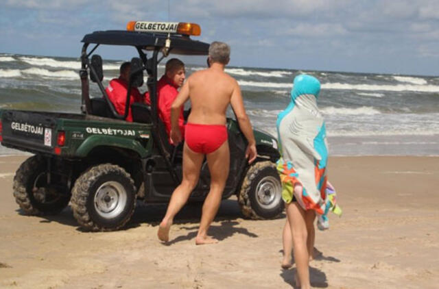 Poilsiautojai vejami iš Baltijos jūros