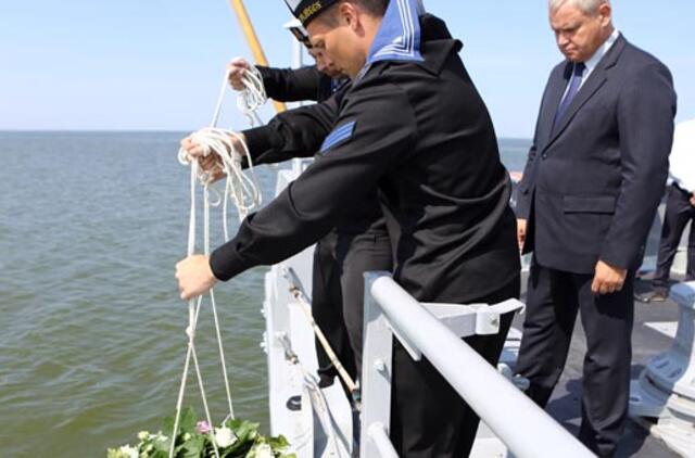 Vainikus jūrininkams plukdys ir burinis laivas