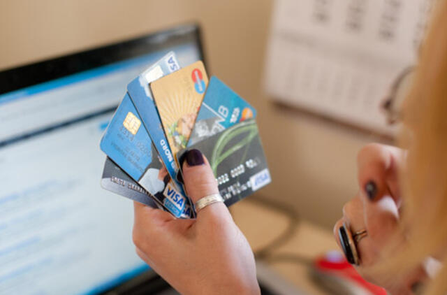 Bankai pareikalavo registruoti debeto korteles