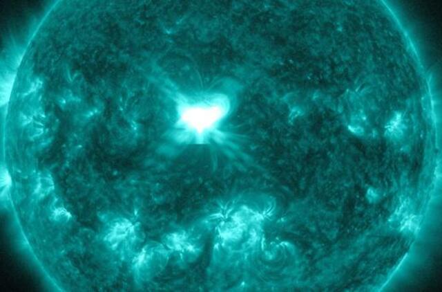 Galingas žybsnis Saulėje sukėlė magnetinę audrą