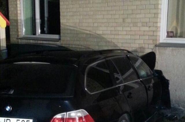 Girto palangiškio BMW rėžėsi į vaikų lopšelį-darželį