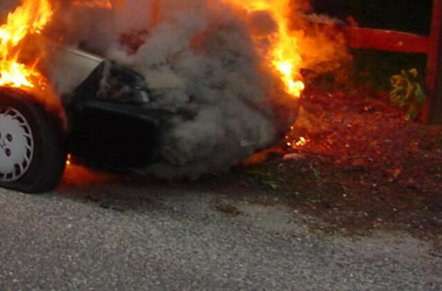 Naktį Dragūnų g. liepsnojo automobilis