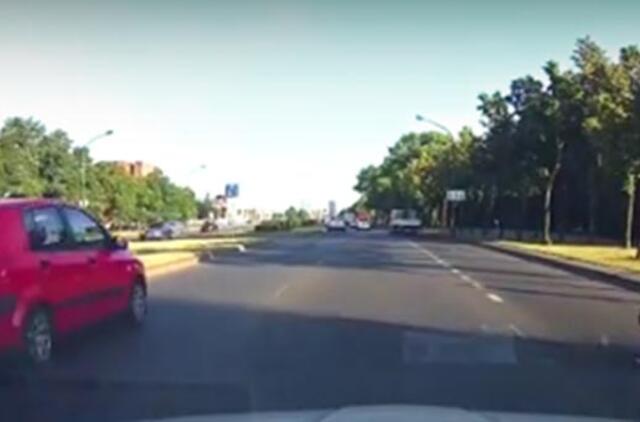 Nepraleido pėsčiojo, nepaisė raudono signalo