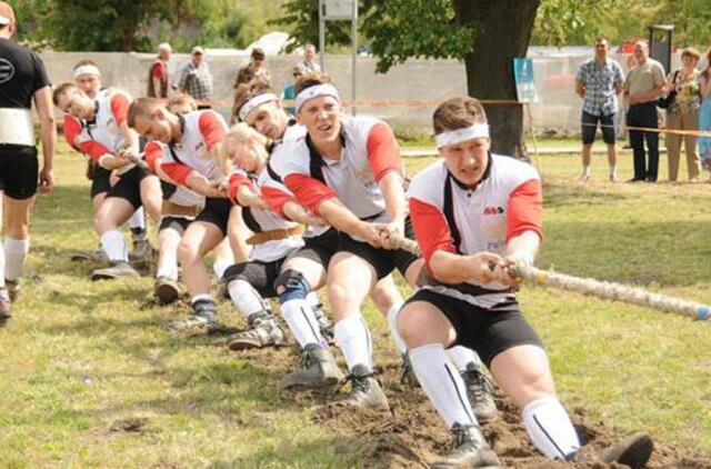 Paplūdimyje - virvės traukimo varžybos