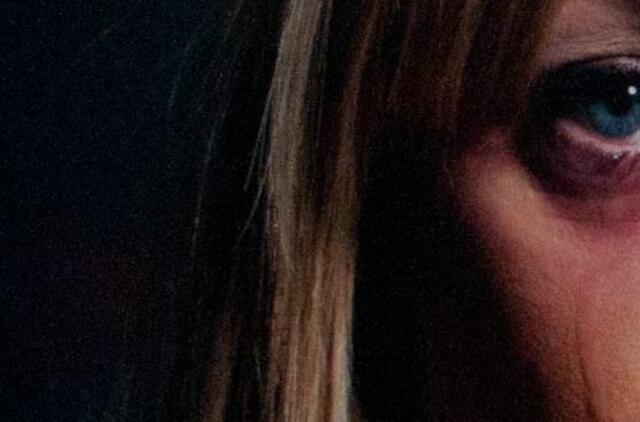 Plėšikas spardė ir smaugė moterį