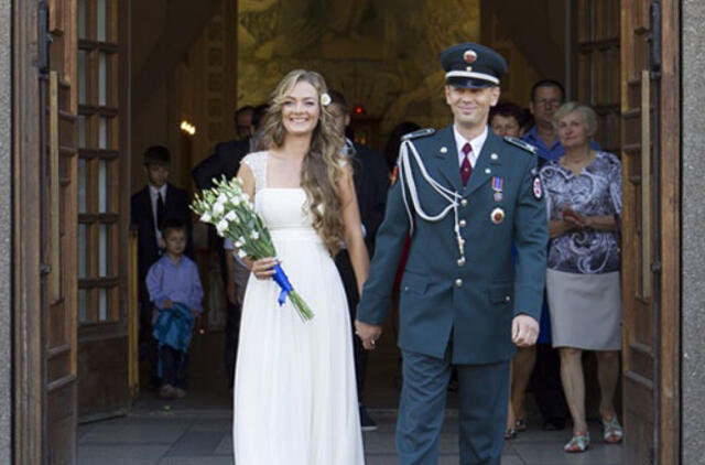 Prie altoriaus žengė uniformuotas