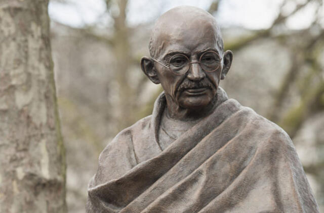 Rusnėje - paminklas Gandžiui ir Kalenbachui