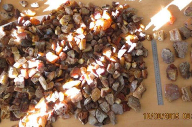 Sutuoktinių porai gintaro įvežti nepavyko