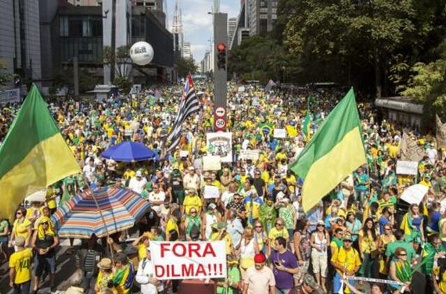 Tūkstančiai protestuotojų Brazilijoje reikalavo prezidentės atsistatydinimo