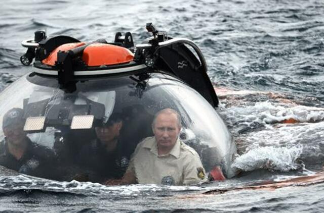 Vladimiras Putinas batiskafu paniro į Juodosios jūros dugną prie Krymo krantų