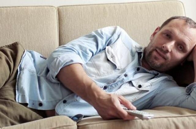 Apklausa: Vyrai labiau mėgsta sportą stebėti televizoriaus ekrane, o ne sportuoti patys