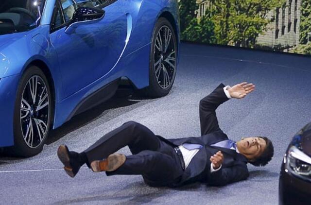 BMW direktorius nualpo ant scenos Frankfurto automobilių parodoje