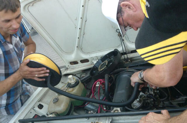 Išbandė senovinius automobilius karščiu