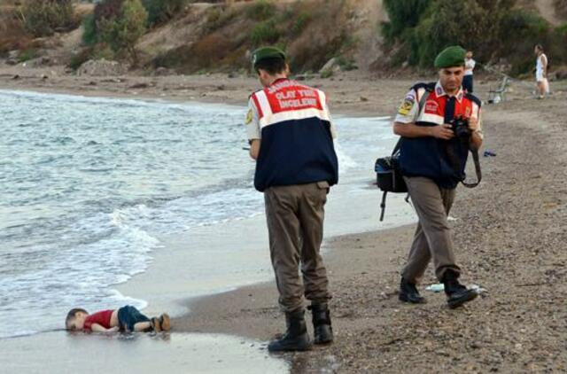 Negyvo berniuko, kurį bangos išmetė į krantą sudužus pabėgėlių laivui, nuotrauka sukrėtė Europą