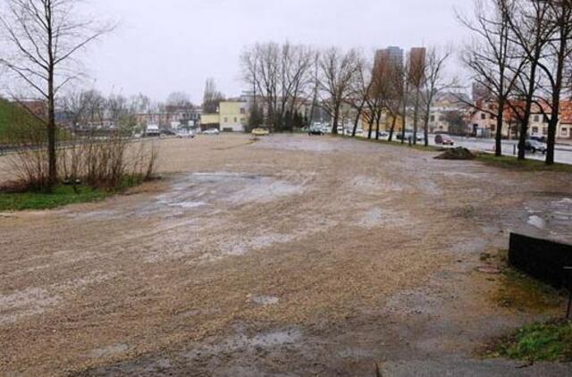 Piliavietės pašonėje - automobilių aikštelė