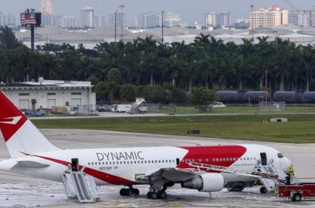 Floridos oro uoste užsidegus lėktuvo varikliui nukentėjo 15 žmonių