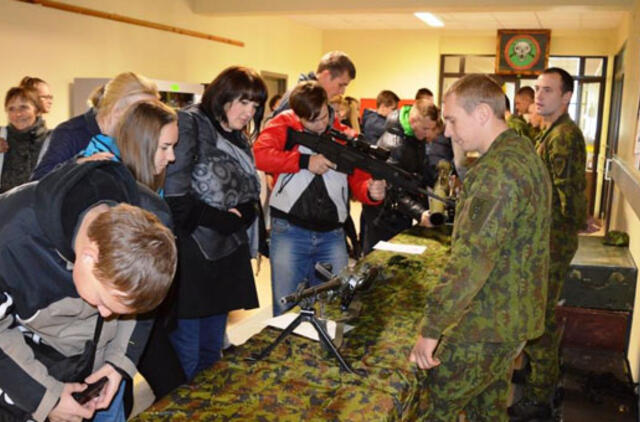 Mokiniai kviečiami susipažinti su kariuomenės veikla