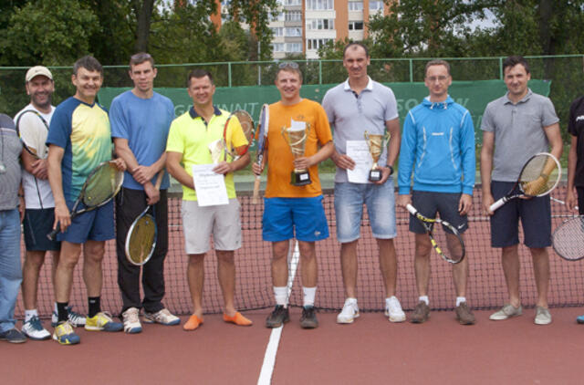 Senjorai varžėsi teniso aikštyne