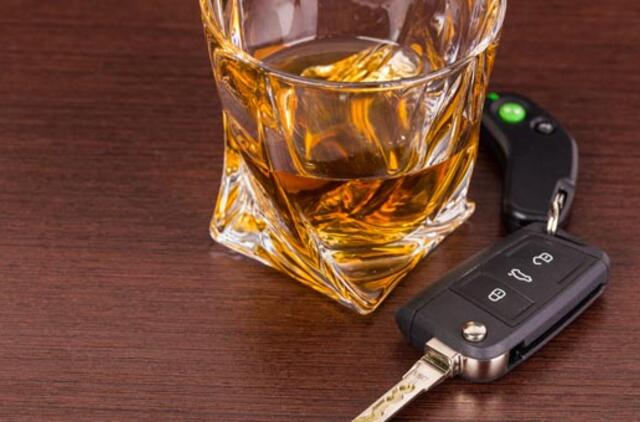 Visiškai nusitašęs vairuotojas spyrė pareigūnui