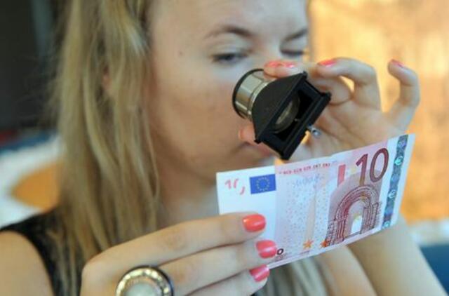 6-mėn EURIBOR flirtuoja su nuliu, bet ners gilyn į neigiamą zoną