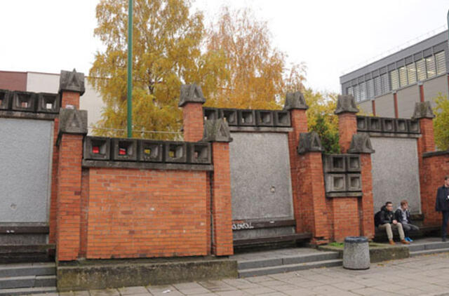 Griūvanti sienelė įstrigo biurokratinėse pinklėse