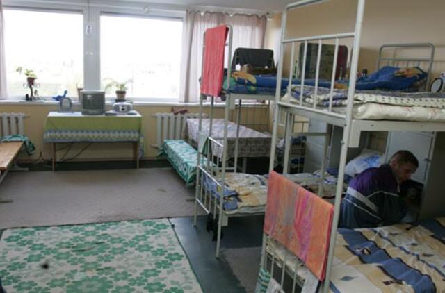 Nuteistiesiems bandyta perduoti telefonų ir narkotikų