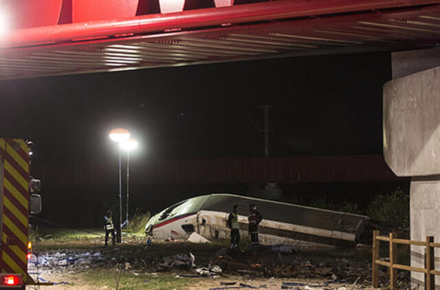 Prancūzijoje nuo bėgių nuvažiavo traukinys, žuvo mažiausiai 10 žmonių