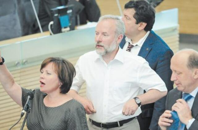 Rodomi konservatorių korupcijos ženklai