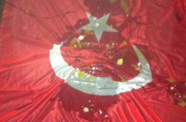 Rusijoje kiaušiniais apmėtyta Turkijos vėliava