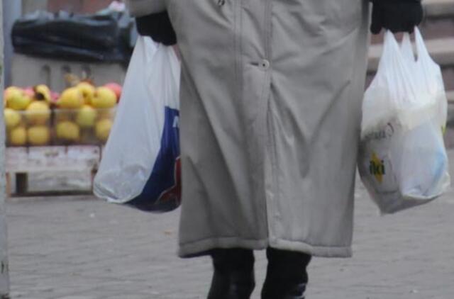 Smogė pensininkei į krūtinę ir atėmė maistą