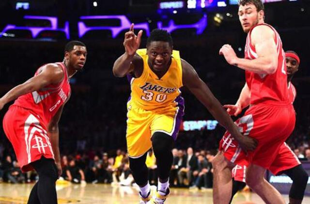 Donatas Motiejūnas rungtynėse su "Lakers" komanda pelnė 8 taškus