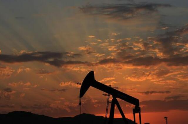 Naftos kainos smunka septintą sesiją iš eilės