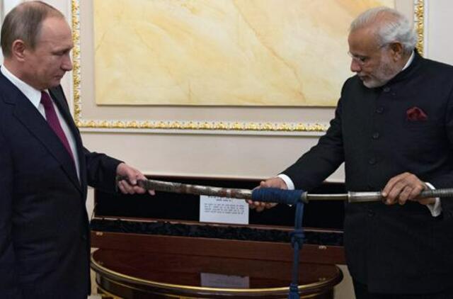 Rusijos prezidentas Indijos premjerui padovanojo Mahatmos Gandžio užrašus ir kardą