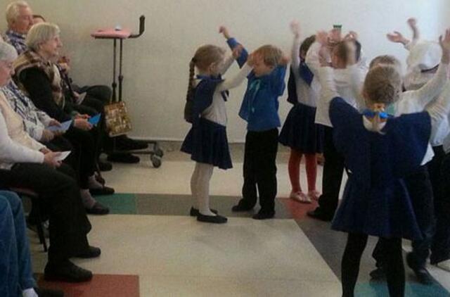 Senjorams - darželinukų dėmesys