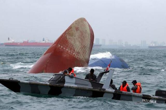 Singapūre susidūrus laivams dingo šeši žmonės