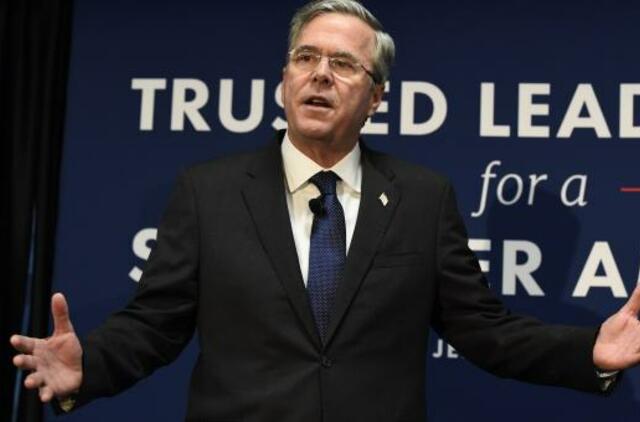 Džebas Bušas pavadino Donaldą Trampą "pliušiniu meškiuku"