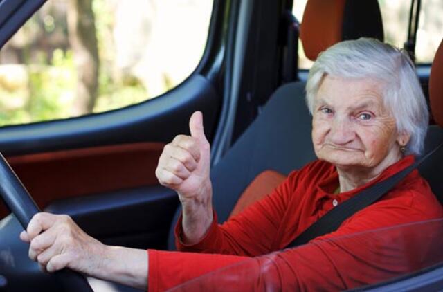 Girta 70-metė bandė papirkti pareigūnus